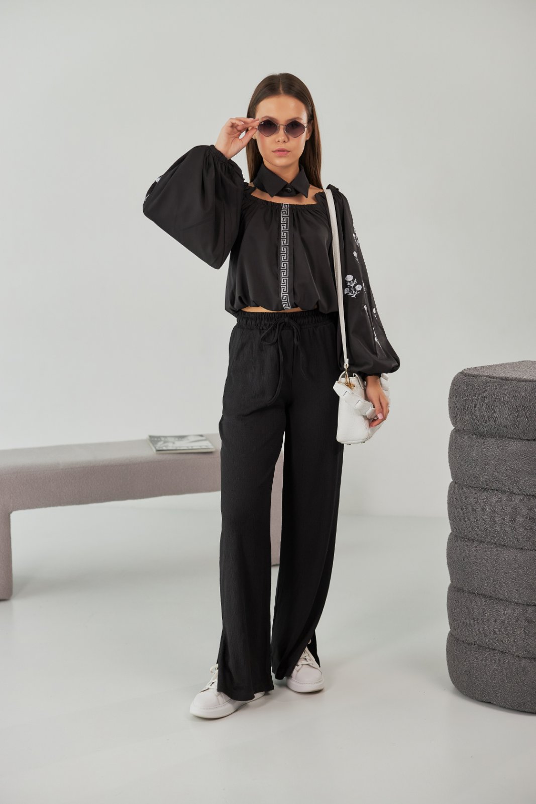 Блуза для дівчинки чорна з чокером М10071333