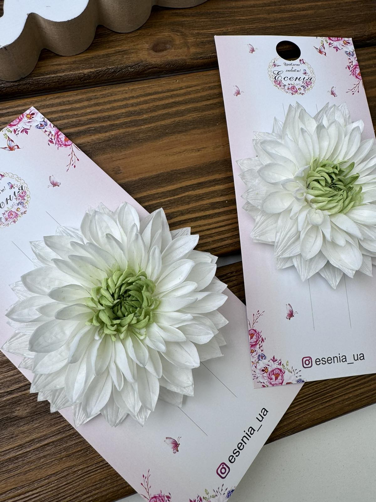 Прикраси для волосся. Заколка "Жоржина" білий з зеленим для дівчинки 12-2710-1654