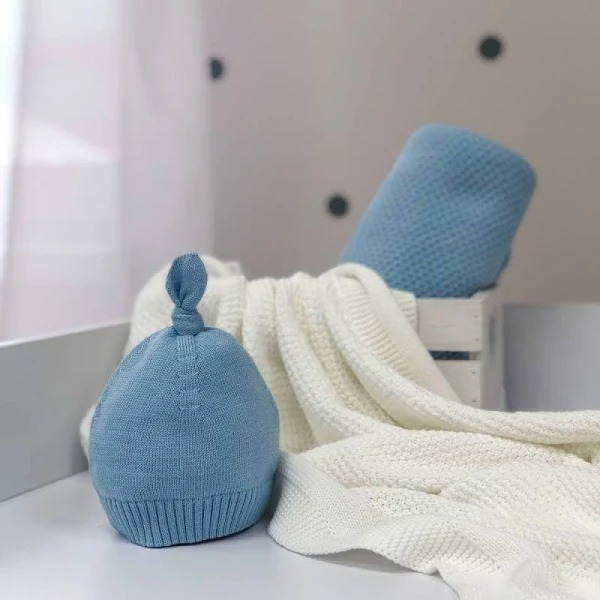 Шапочки, хустинки. Шапочка вязана з помпоном 41 блакитний 10310007