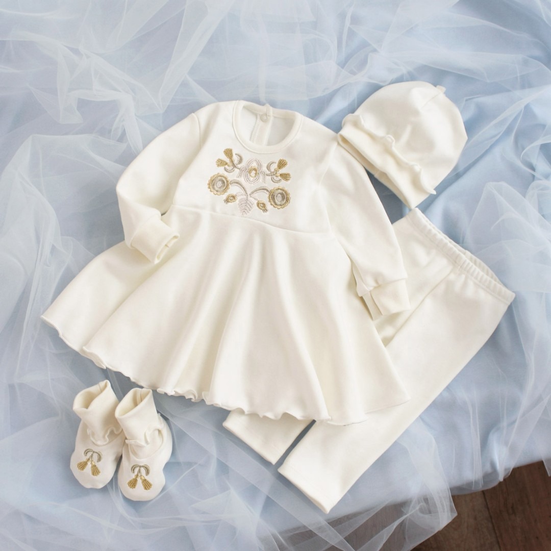 Комплекти. Комплект на виписку для дівчинки (сукня, штанці, шапка, пінетки) 14051