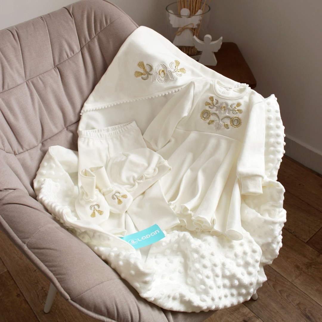 Комплекти. Комплект на виписку для дівчинки (сукня, штанці, шапка, пінетки) 14051