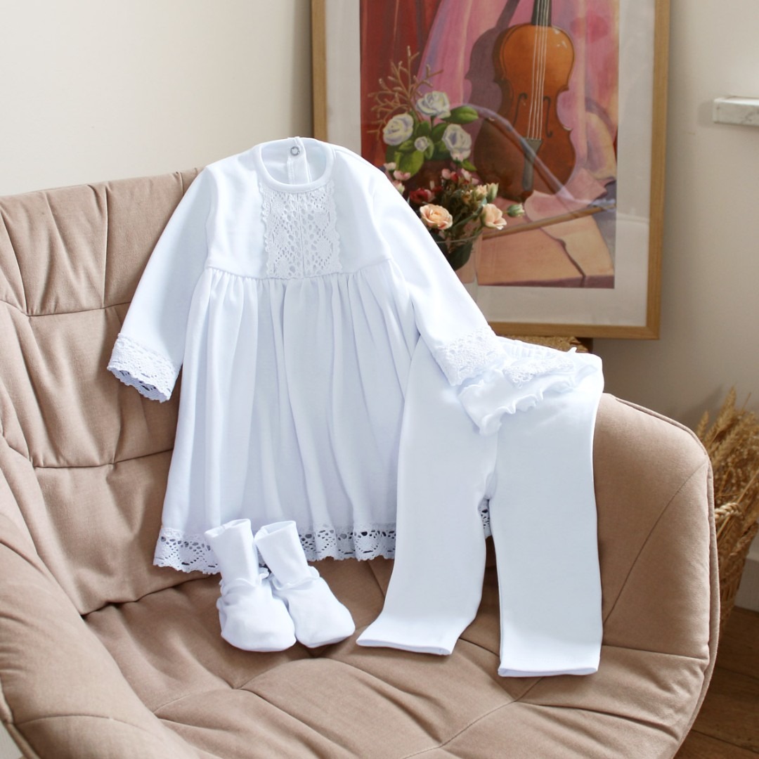 Комплекти. Комплект на виписку для дівчинки (сукня, штанці, пов'язка, пінетки) 14100-1