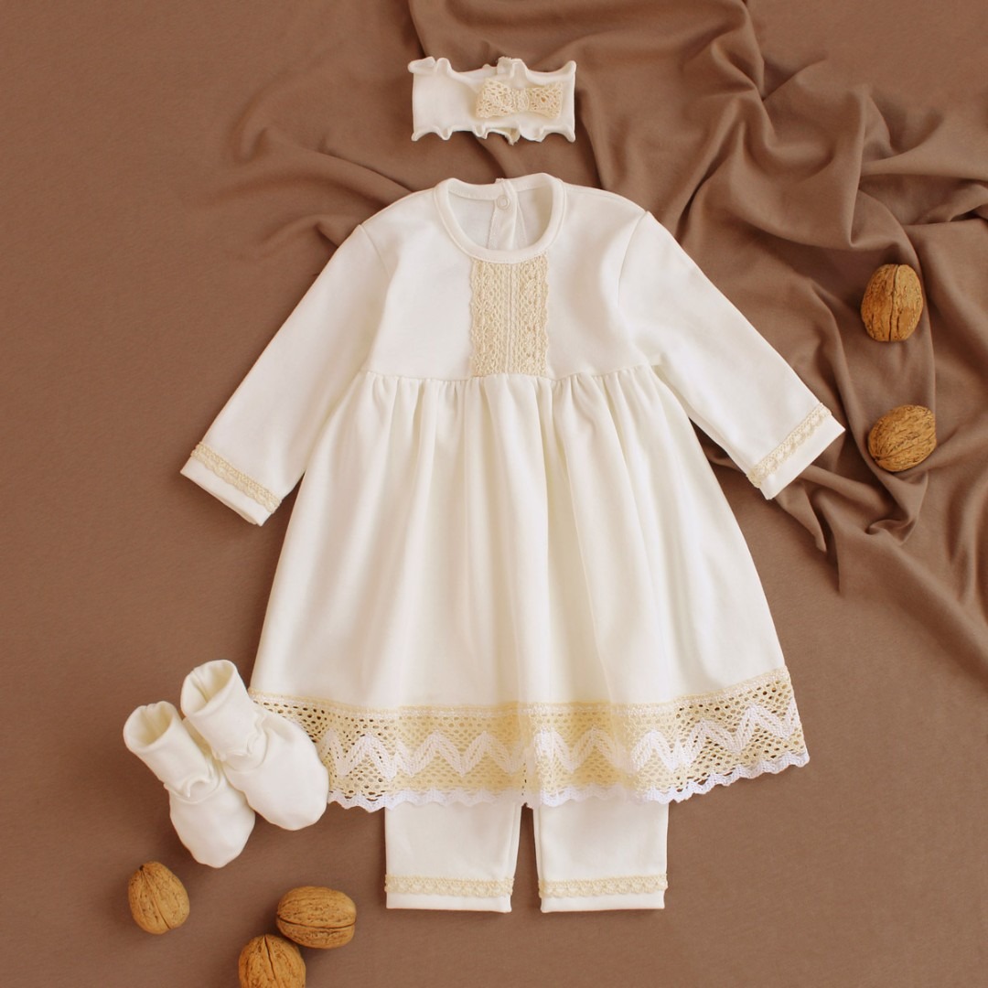 Комплекти. Комплект на виписку для дівчинки (сукня, штанці, пов'язка, пінетки) 14100