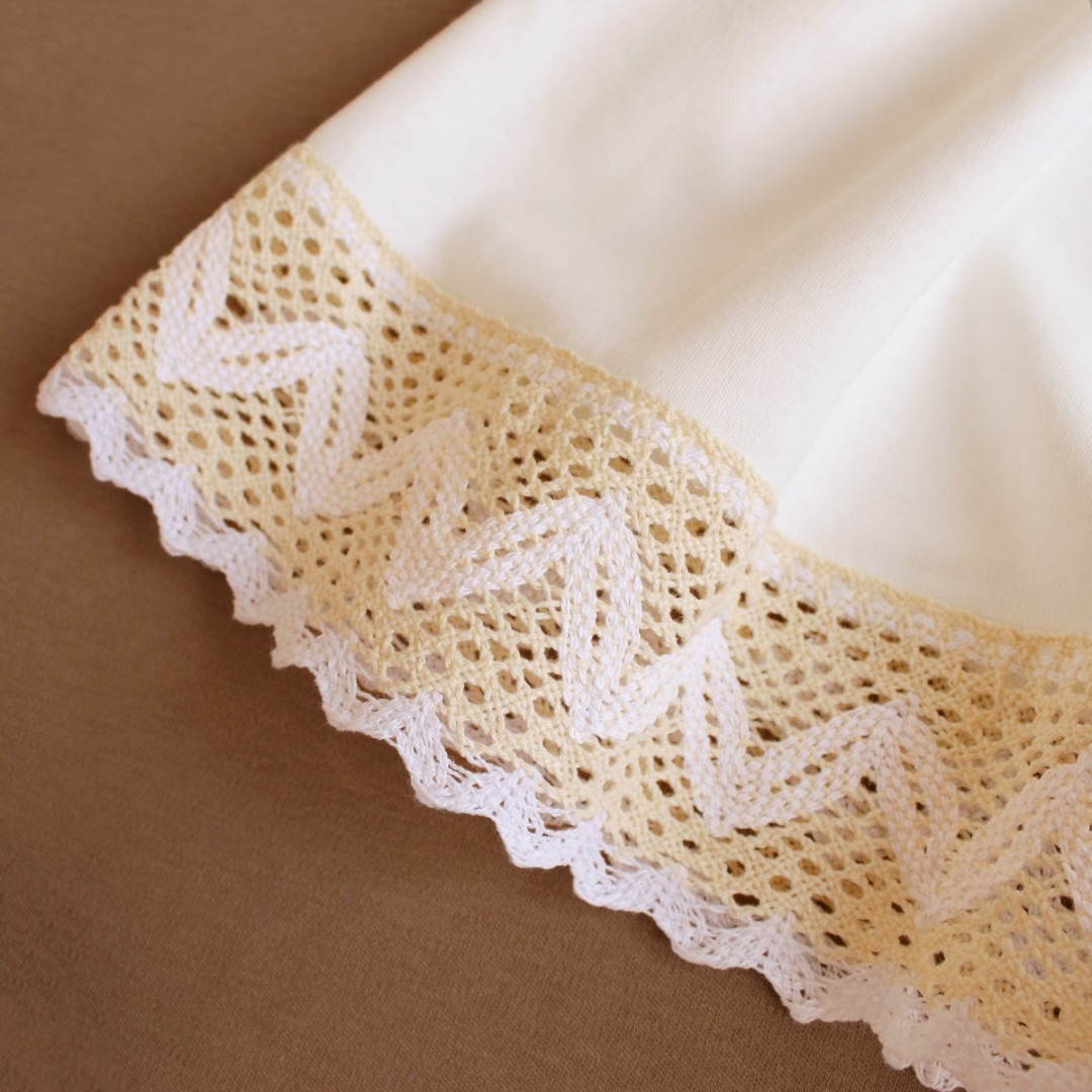 Комплекти. Комплект на виписку для дівчинки (сукня, штанці, пов'язка, пінетки) 14100