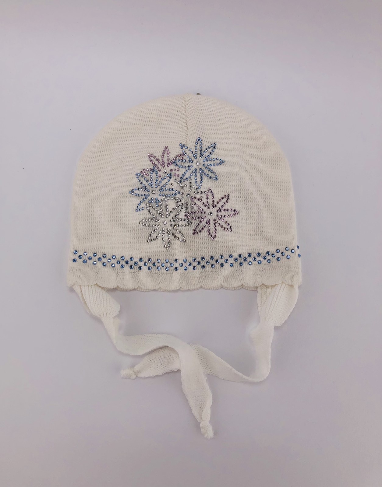 Головні убори і шарфи. Шапка для дівчинки з завязками білий 3003-1052