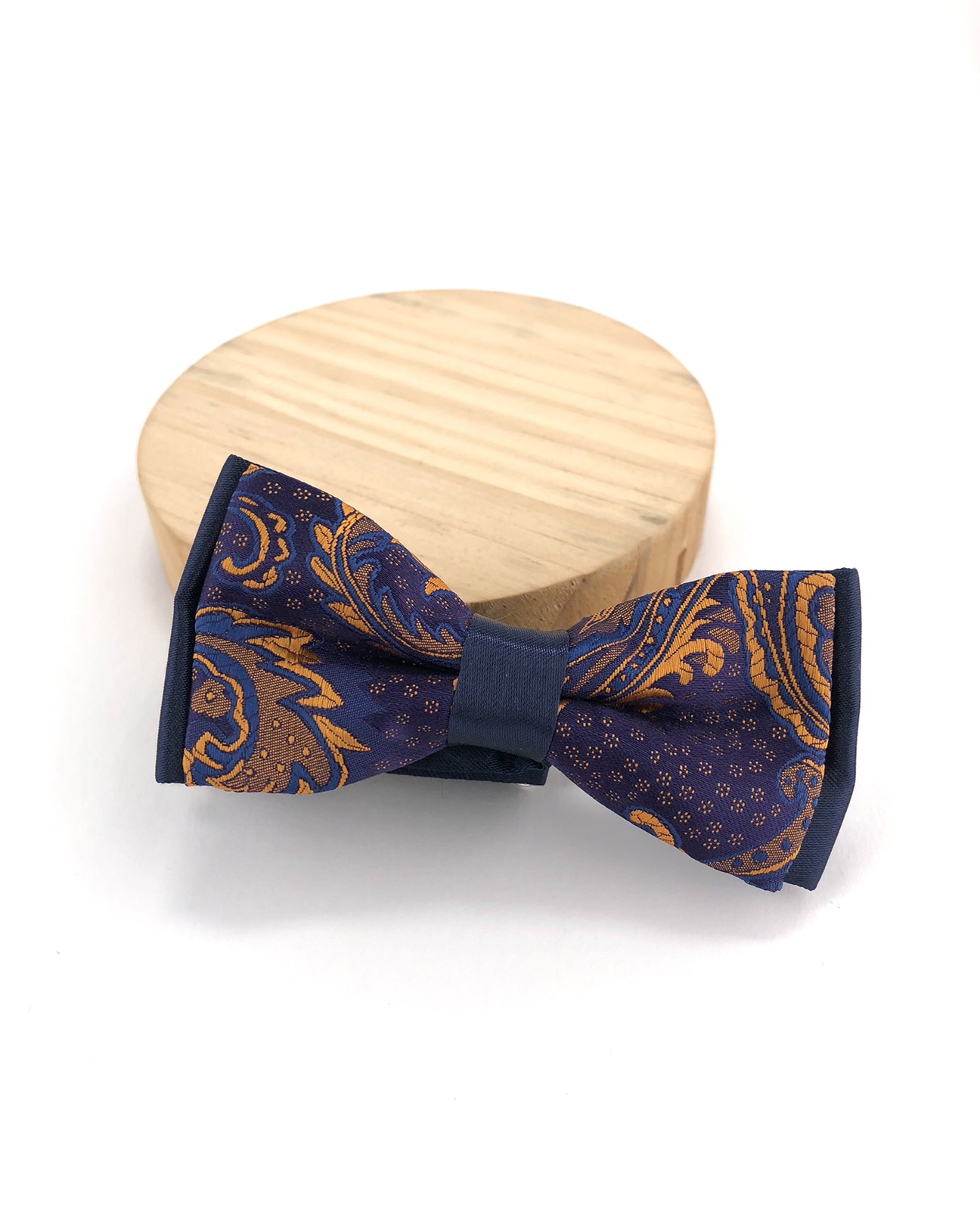 Ремені і краватки. Метелик