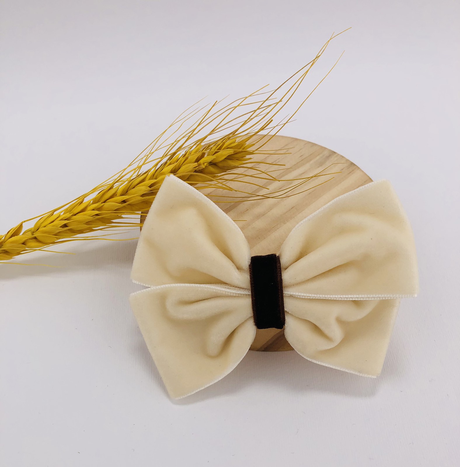 Заколка "Бант" молочний 10-163