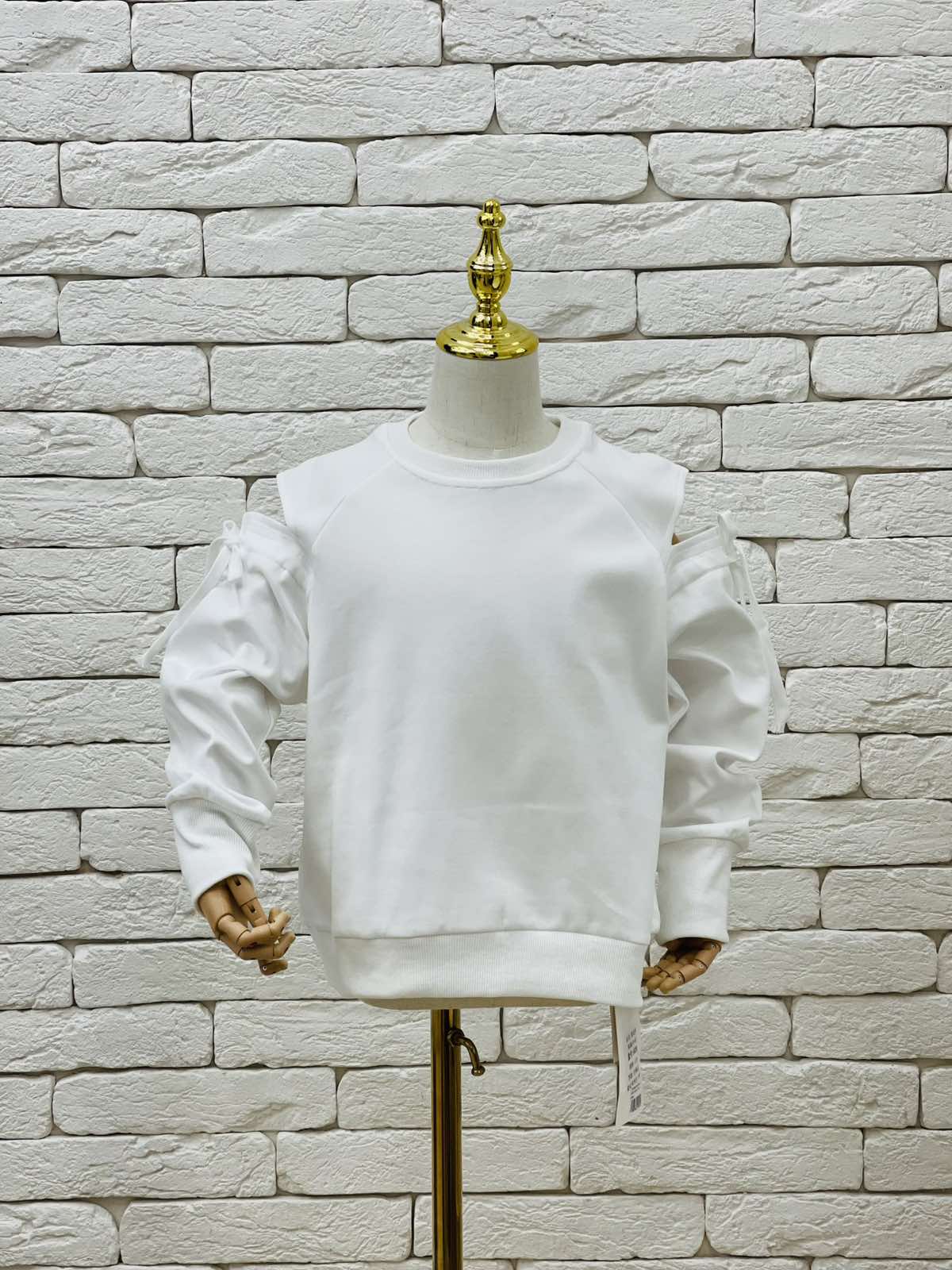 Пуловер для дівчинки з вирізами молочний 6036