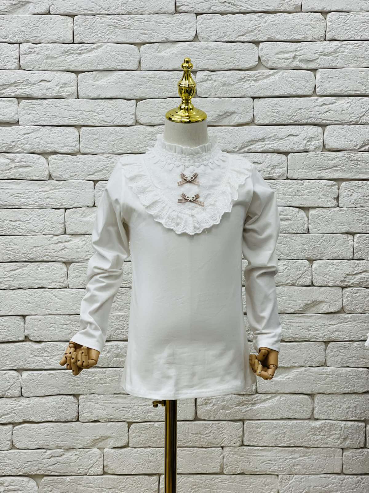 Лонгслів для дівчинки з мереживом молочний 666-1651