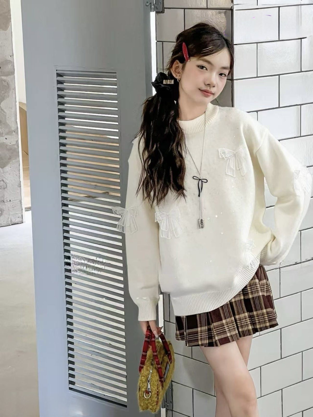 Светр молочний з бантиками для дівчинки 1744-0810