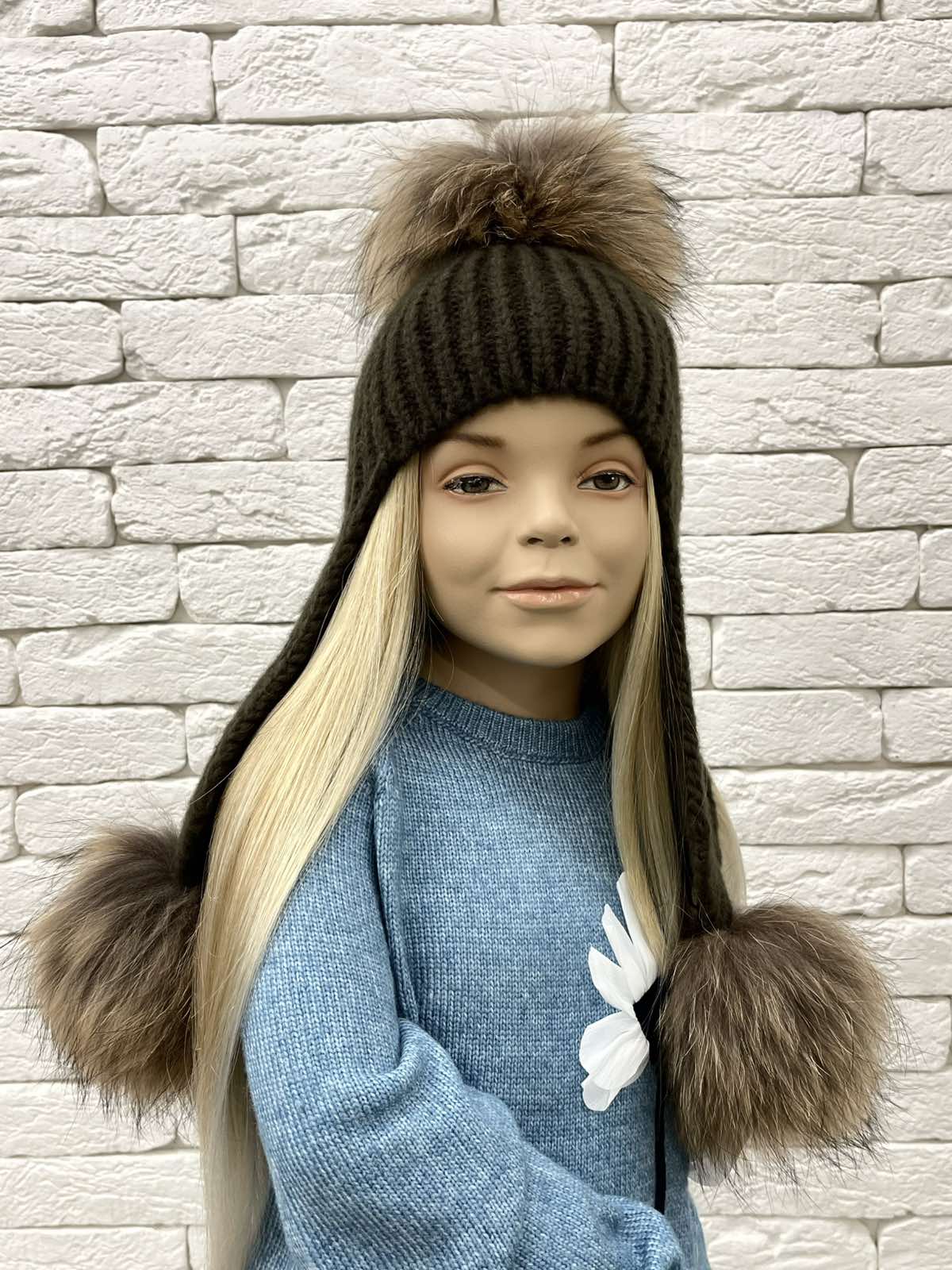 Шапка для дівчинки з помпонами коричневий 24W138ПЕ-3