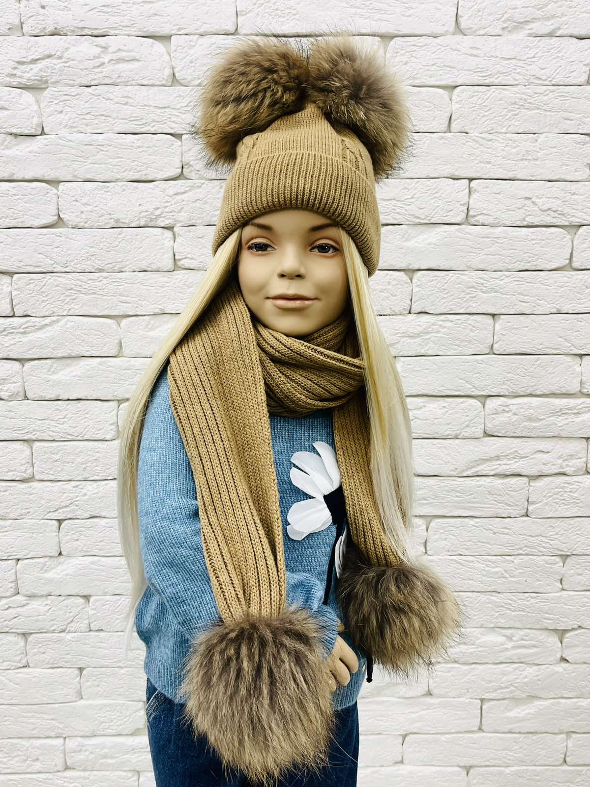 Комплект для дівчинки шапка+шарф з помпонами кемел 24W150k-3