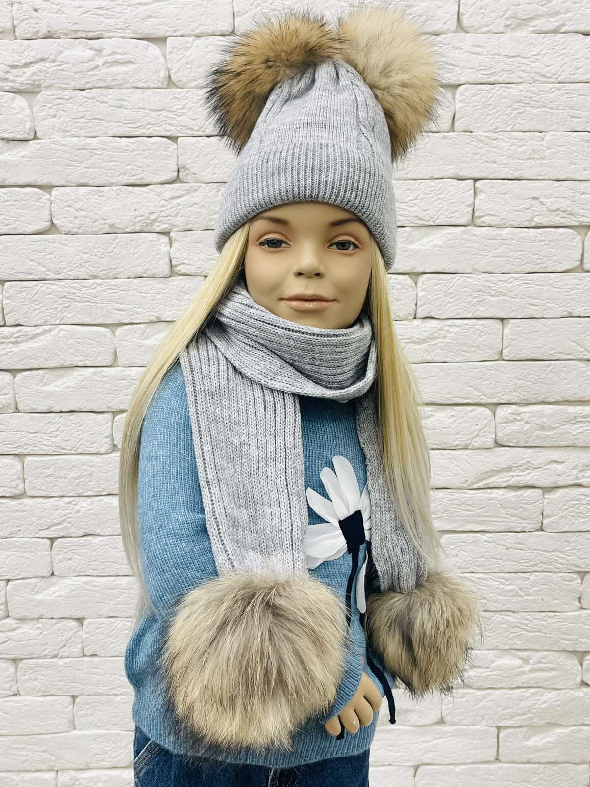 Комплект для дівчинки шапка+шарф з помпонами сірий 24W150k-4