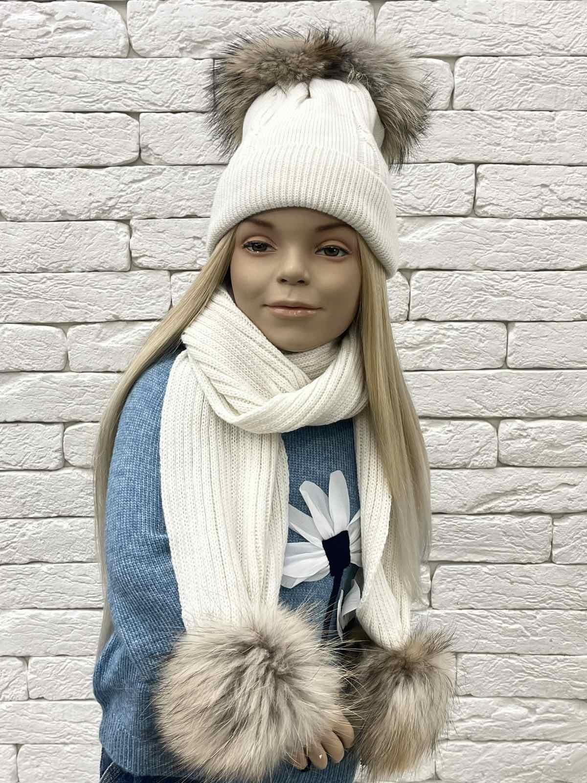Комплект для дівчинки шапка+шарф з помпонами молочний 24W150k