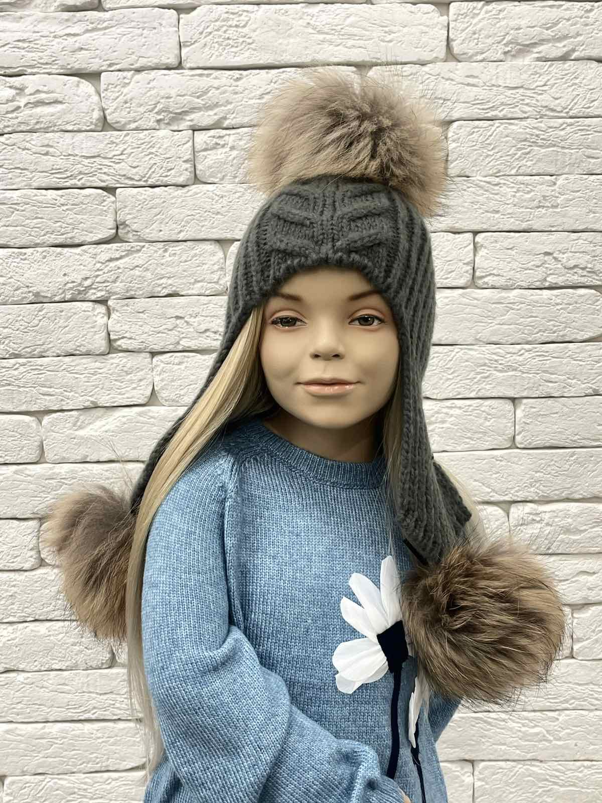 Шапка для дівчинки з помпонами графіт 25W65ПЕ-2