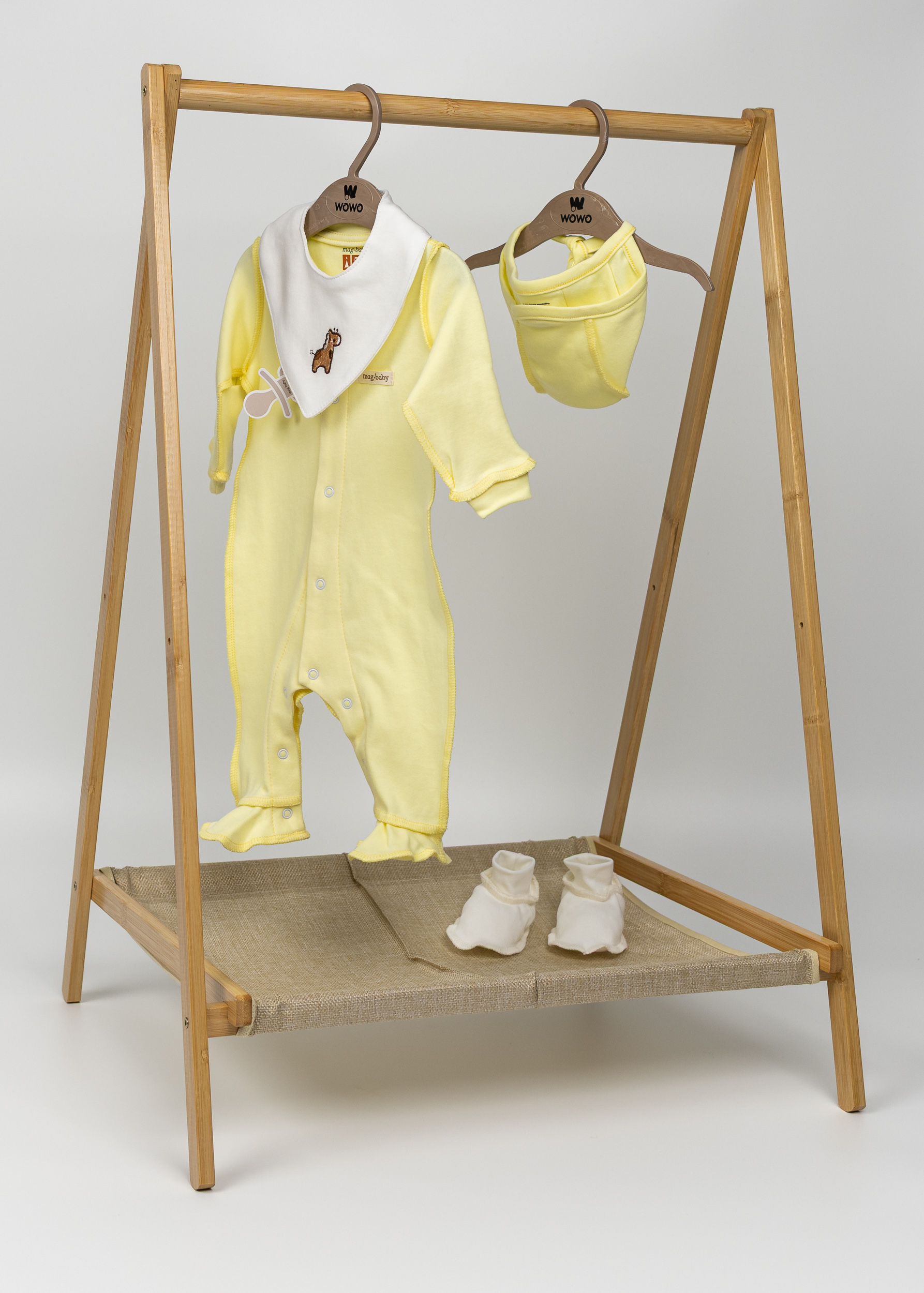 Комплект для немовля чоловічок, пінетки, чепчик, слинявчик жовтий 2802-1159