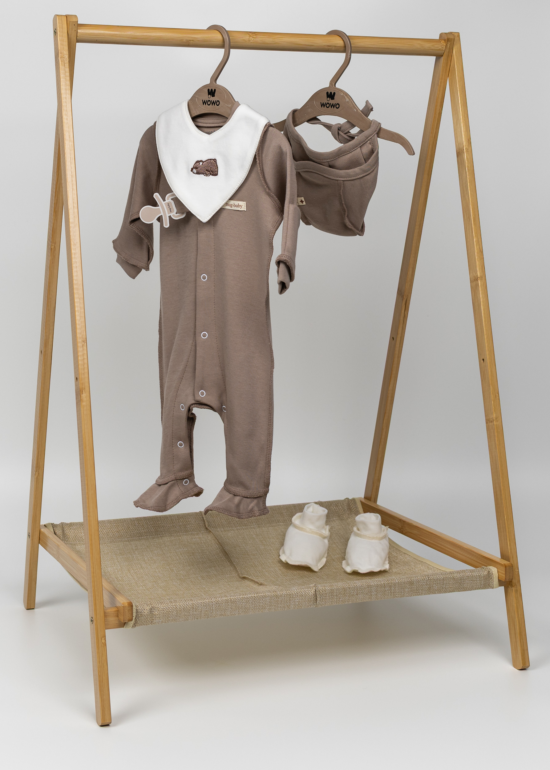 Комплект для немовля чоловічок, пінетки, чепчик, слинявчик бежевий 2802-1230