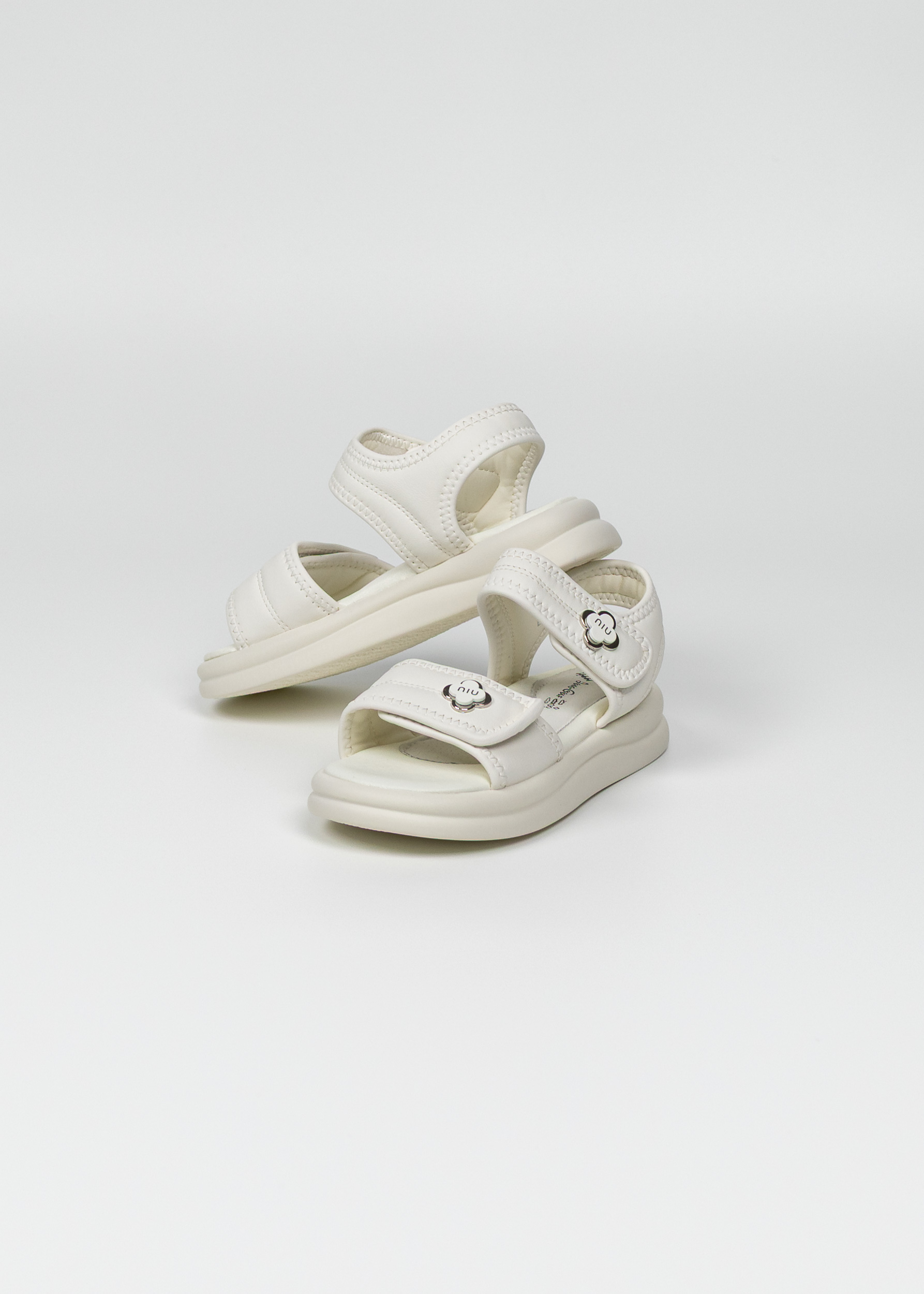 Босоніжки для дівчинки молочний B20642-7